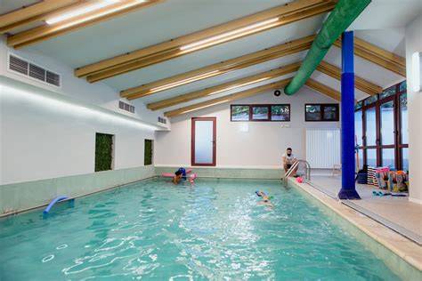 Imaginea unei (piscine interioare) incalzite si copii participand la Aqua Bebe
