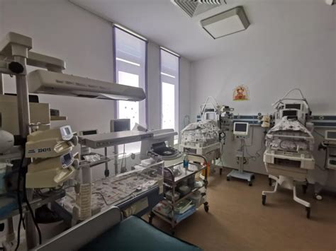 Sală de nașteri modernă cu echipament medical