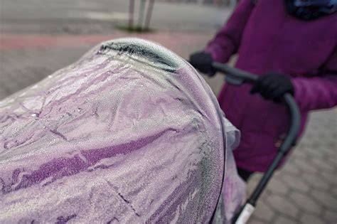 Infografic: Cum alegi husa de ploaie potrivită pentru cărucior