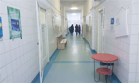 Imagine cu desene murale terapeutice în holul spitalului