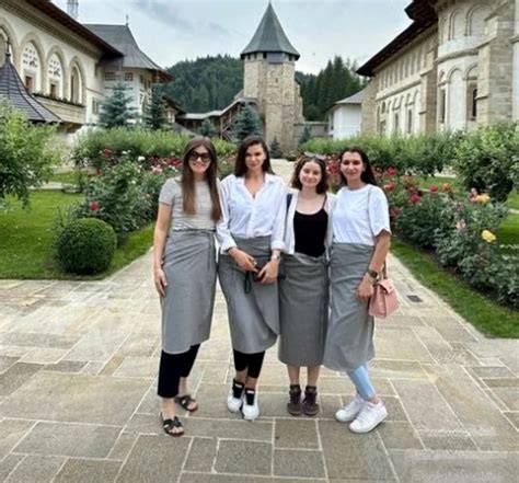 Fotografie cu Alina Pușcaş la emisiune, alături de familia ei