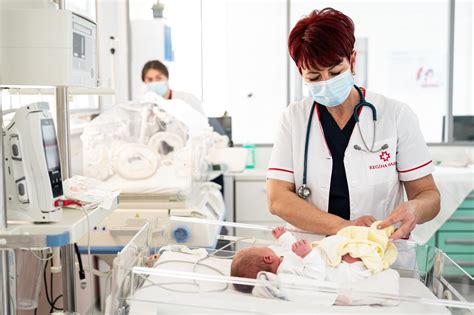 Ilustrație despre siguranța nașterii într-o maternitate: protocoale, echipe medicale și reacții