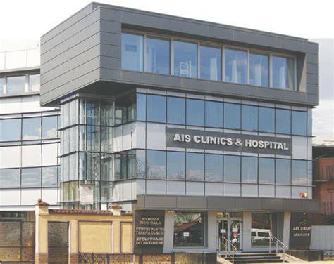 Imaginea unei consultații pediatrice la AIS Clinics & Hospital, cu dedicare față în față între medic și copil