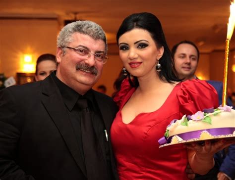 Fotografie cu Adriana Bahmuteanu și familia Prigoana în timpul perioadei de sarcină