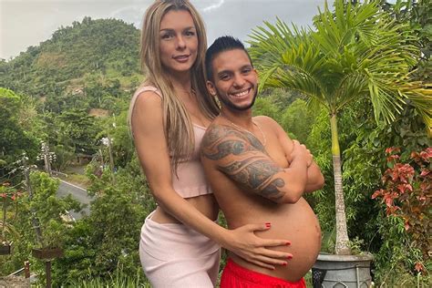 Cuplu însărcinat într-un peisaj natural