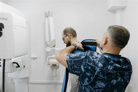 Imaginea unei săli de naștere modernă cu echipament medical