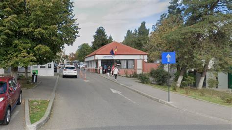 Infirmiera schimbând lenjeria de pat a unui pacient