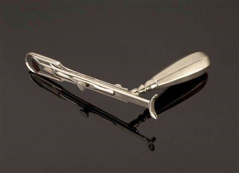 Instrumente medicale rudimentare folosite în trecut pentru avorturi clandestine