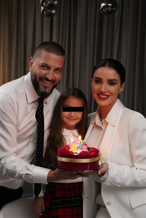 Fotografie cu Adelina Pestrițu și bebelușul/nașterea prin cezariană