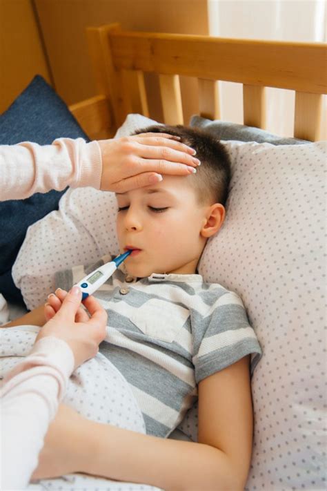 Copil măsurând temperatura