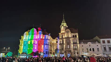 Imagine alimentare festival Oradea Festifall - Piața Independenței și Palatul Vulturul Negru, cu videomapping