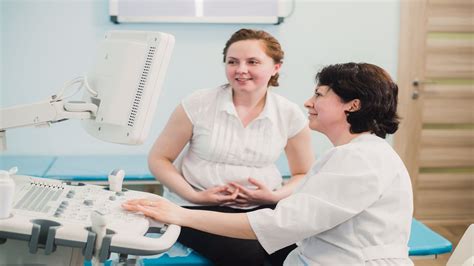 Femeie pregătindu-se pentru un consult ginecologic