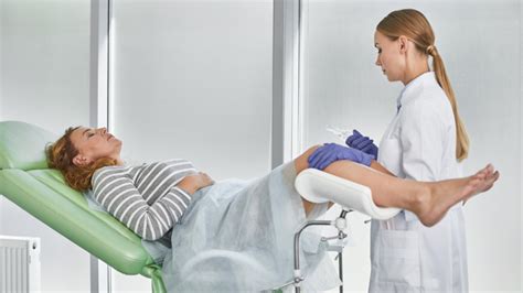 Ilustrație a examinării ginecologice