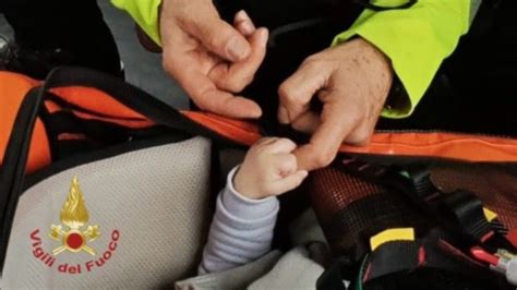 Pulsoximetru aplicat pe degetul unui bebeluș