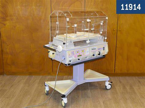 Prematuritate_nou-nascut incubator si personal medical