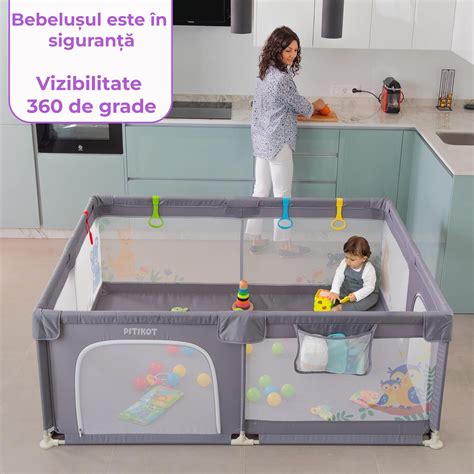 Bebelus fericit in tarc de joaca