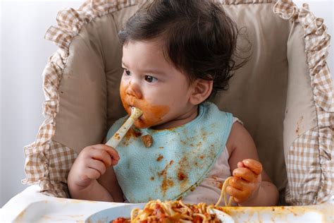 Bebeluș mănâncă singur