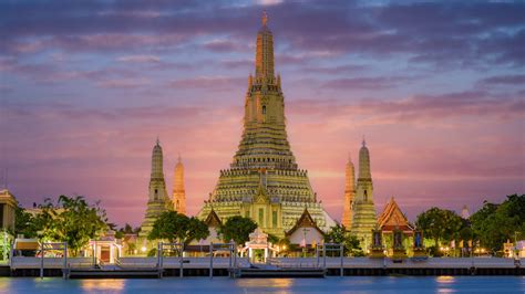 Ilustrație cu însemnătățile arhitecturale ale Wat Arun și Wat Pho în cadrul Bangkokului istoric