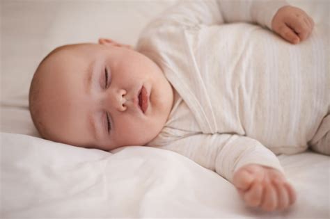 Bebeluș explorând texturi