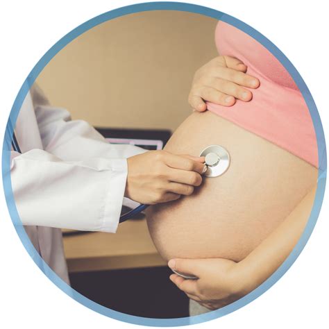 Femeie mergând la un control medical prenatal.