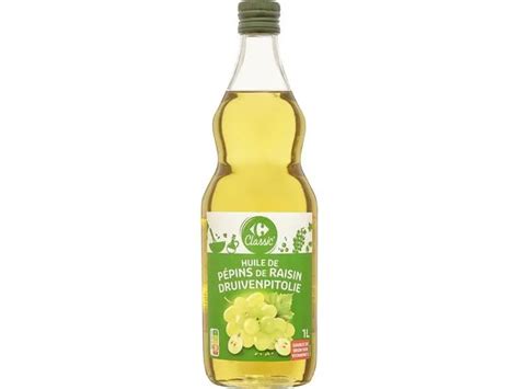 Femeie aplicând ulei de struguri pe față