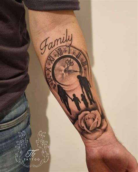 Tatuaj cu amprentă de mână a copilului, însoțit de numele mamei