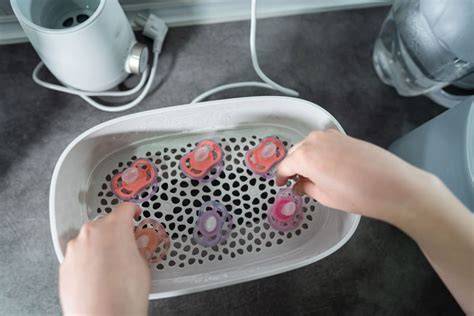 Imagine ilustrativă despre sterilizarea prin fierbere a suzetelor Philips Avent, demonstrând importanța igienei înainte de prima utilizare