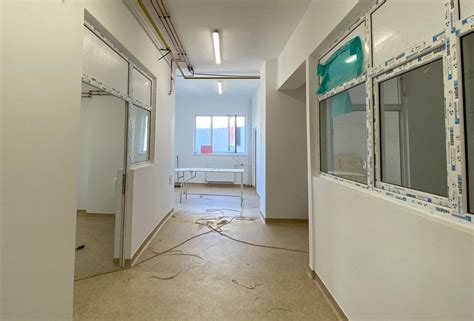 Interiorul unei săli de naștere moderne la Maternitatea MedLife