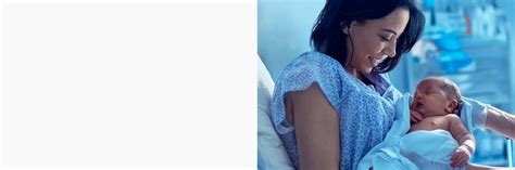 O mamă zâmbind cu nou-născutul ei la Maternitatea MedLife