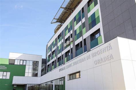 Imaginea unei săli de operații moderne echipate pentru ortopedie pediatrică: monitorizare intraoperatorie, echipament de înaltă precizie