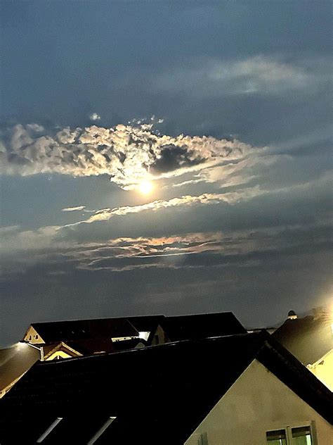 Fotografie a sălilor spațioase cu lumină naturală și mobilier adaptat copiilor.