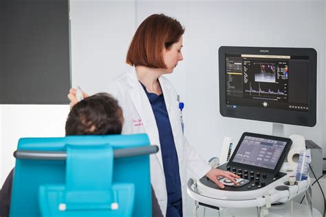 Sonda ecografului aplicată pe sân