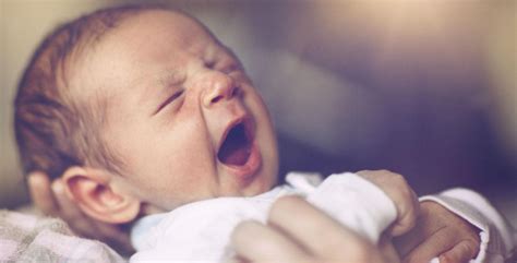 Bebeluș care plânge din cauza colicilor