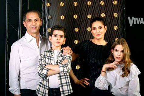 Fotografie de familie Rareș Bogdan cu soția și copiii