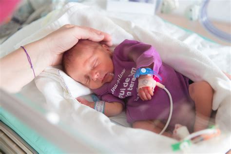 Familie fericită cu copil născut prematur