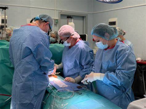 Echipă multidisciplinară în chirurgie cardiacă pediatrică