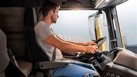 șofer profesionist în cabina autovehiculului