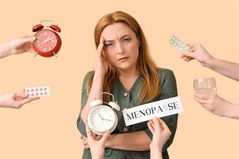 Femeie în etapa de menopauză, gestionând simptomele