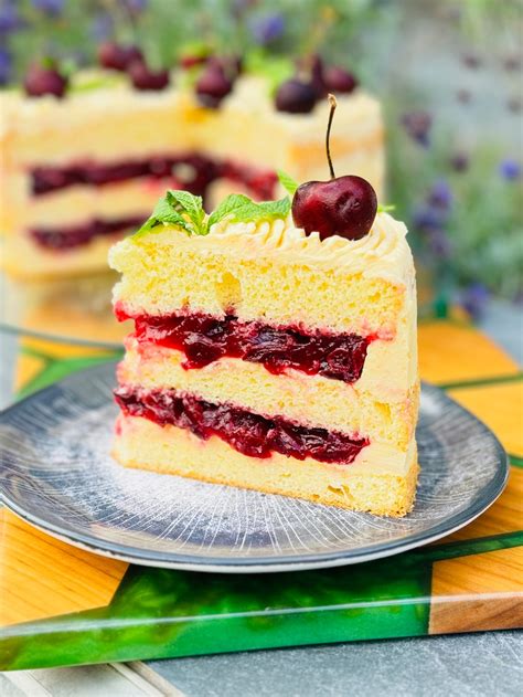 Tort Fraisier cu cremă de vanilie și fructe