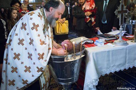 Diagramă a pașilor ceremoniei de botez: înainte, în timpul și după mirungere