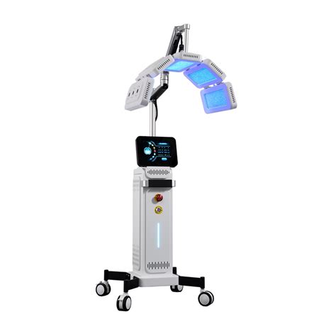 Bebelus sub lampă de fototerapie