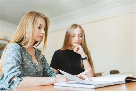 Infografic: diagrame ale diferențelor între consilier școlar și profesor-psiholog