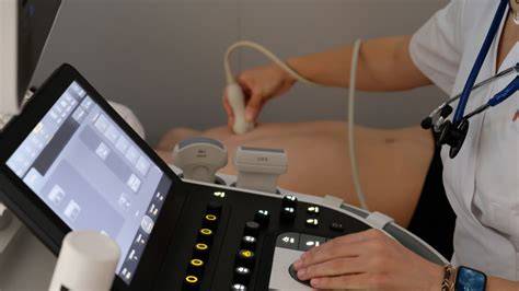 Infografic: fluxul evaluării nefrologice la copii (de la screening prenatal până la monitorizare pe termen lung)
