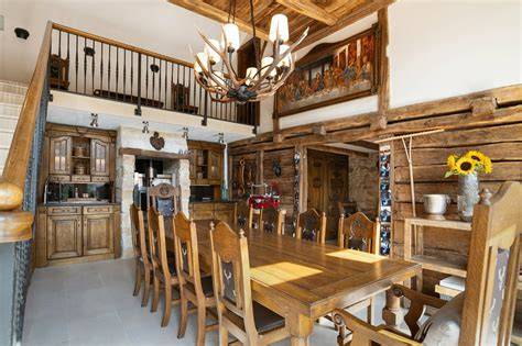 Structura pensiunii Rustic: lemn masiv, design rustic si spatii flexibile pentru evenimente