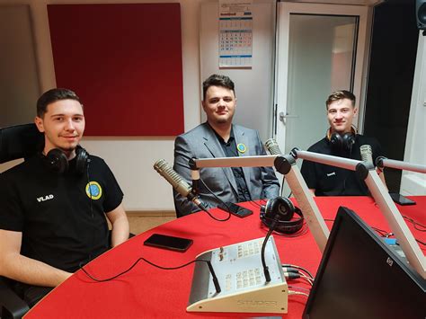 Copil ascultând muzică de la o jucărie