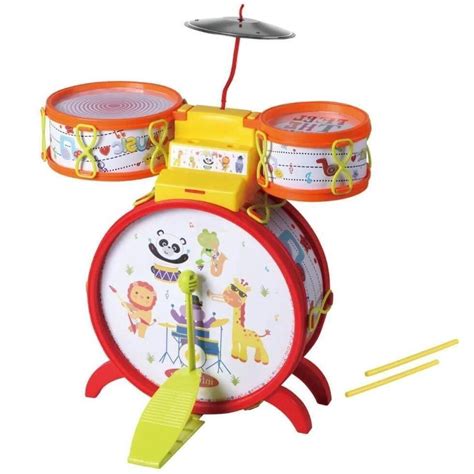 Copil mic interacționând cu o jucărie muzicală