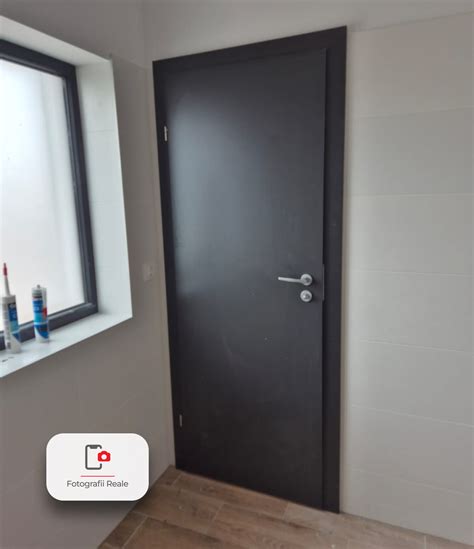 Uși HPL cu toc metalic într-un spațiu comercial