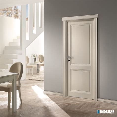 Exemplu de uși din lemn cu toc metalic integrate într-un design interior modern