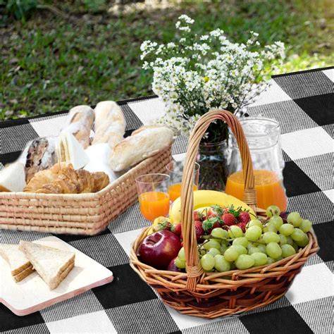 Planul scenei pentru picnic în aer liber, cu elemente de decor natural