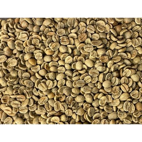 Boabe de cafea verde și boabe de cafea prăjită